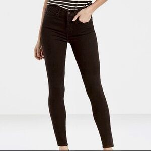 Levi’s Slimming Skinny Jeans in Black